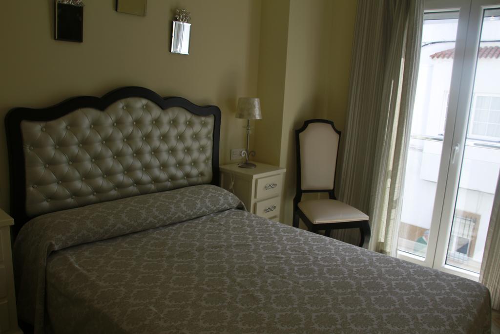 Отель Hostal Flor De Lis- Lojo Кониль-де-ла-Фронтера Экстерьер фото
