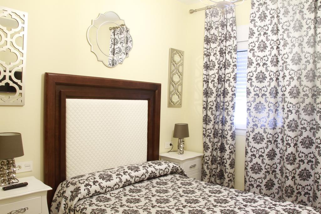 Отель Hostal Flor De Lis- Lojo Кониль-де-ла-Фронтера Экстерьер фото