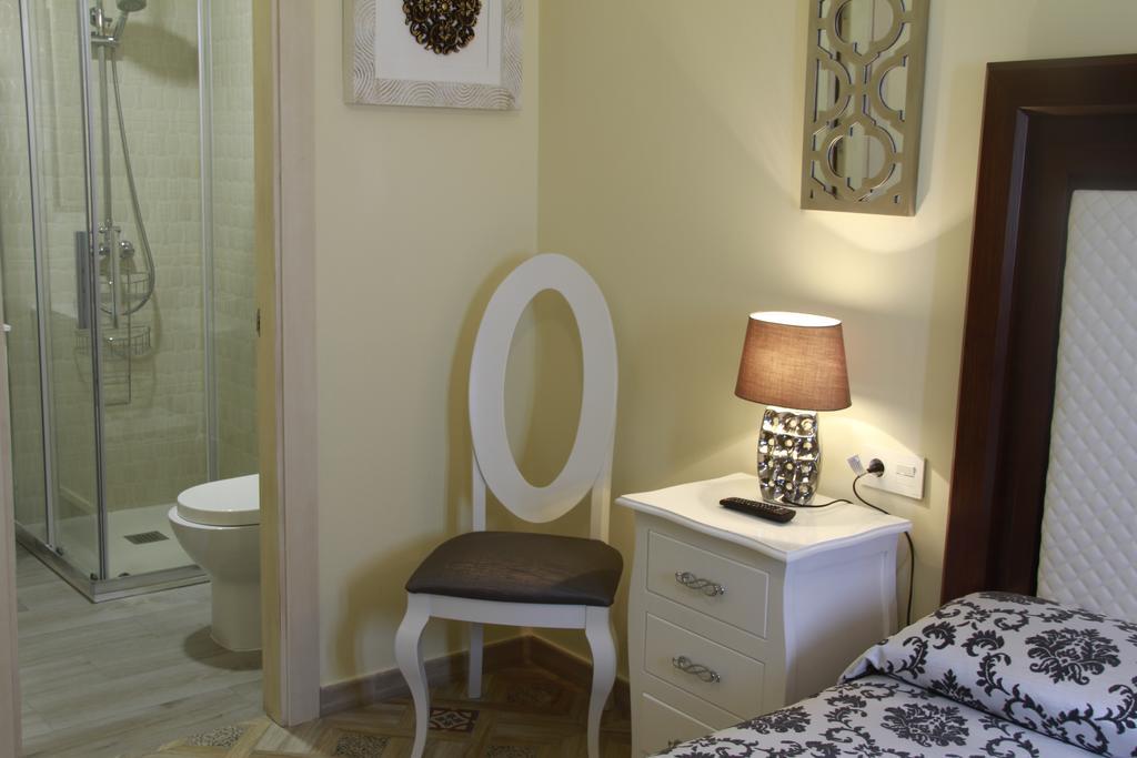 Отель Hostal Flor De Lis- Lojo Кониль-де-ла-Фронтера Экстерьер фото