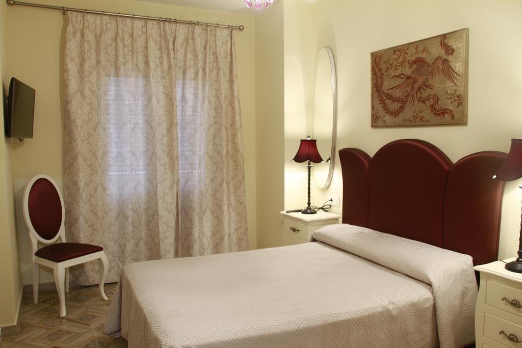 Отель Hostal Flor De Lis- Lojo Кониль-де-ла-Фронтера Экстерьер фото